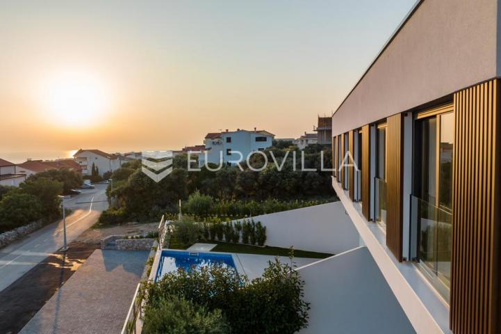 Pag, Mandre, trosoban stan u luksuznoj vili s privatnim bazenom i pogledom na more 130 m²