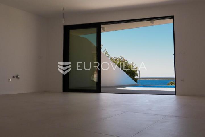 Pag, Mandre, trosoban stan u luksuznoj vili s privatnim bazenom i pogledom na more 130 m²