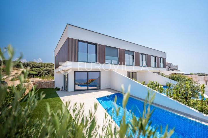 Pag, Mandre, trosoban stan u luksuznoj vili s privatnim bazenom i pogledom na more 130 m²
