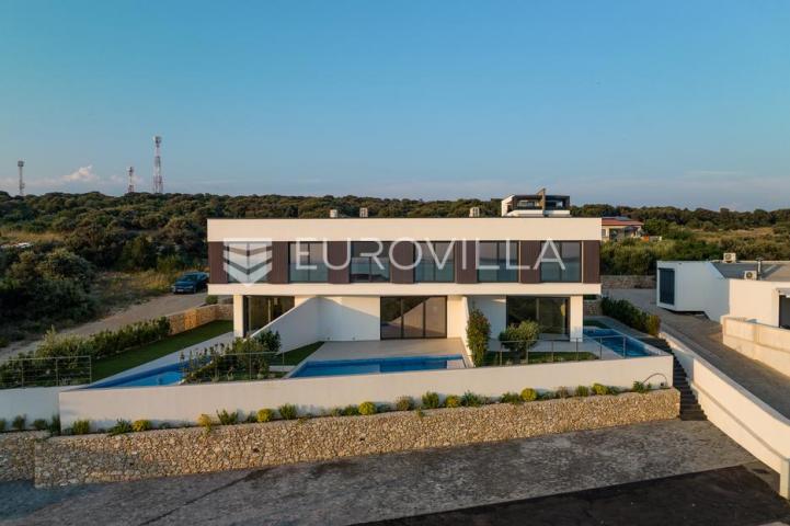 Pag, Mandre, trosoban stan u luksuznoj vili s privatnim bazenom i pogledom na more 130 m²