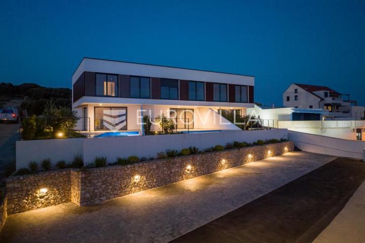 Pag, Mandre, trosoban stan u luksuznoj vili s privatnim bazenom i pogledom na more 130 m²