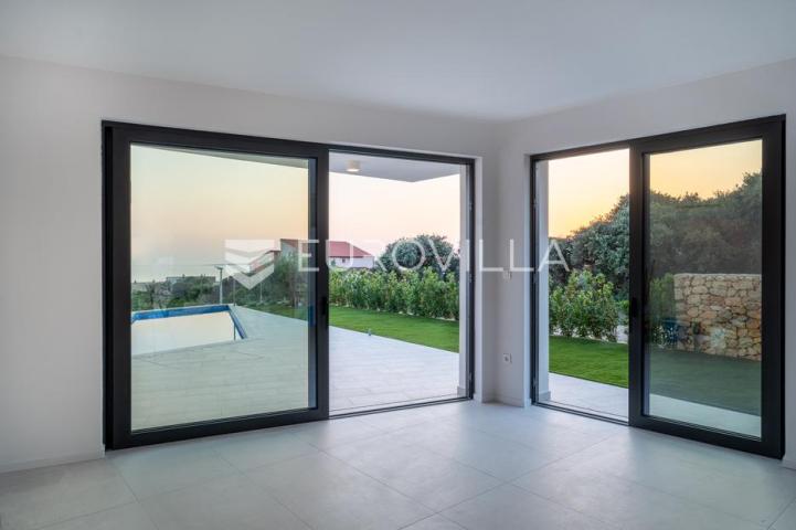 Pag, Mandre, trosoban stan u luksuznoj vili s privatnim bazenom i pogledom na more 130 m²