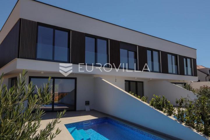 Pag, Mandre, trosoban stan u luksuznoj vili s privatnim bazenom i pogledom na more 130 m²