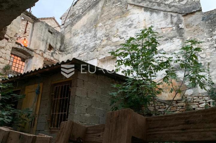 Brač, Milna, kamena kuća za potpunu renovaciju u centru mjesta