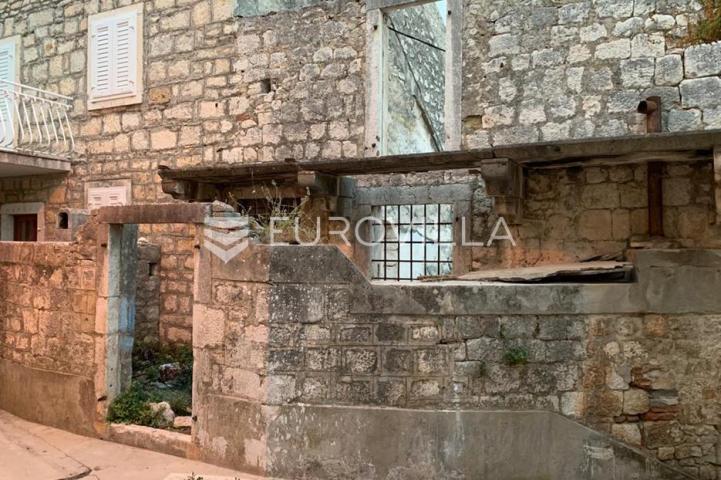 Brač, Milna, kamena kuća za potpunu renovaciju u centru mjesta