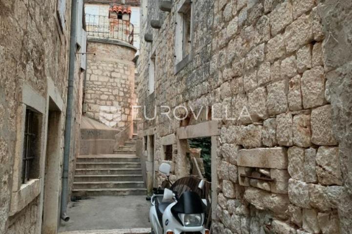 Brač, Milna, kamena kuća za potpunu renovaciju u centru mjesta