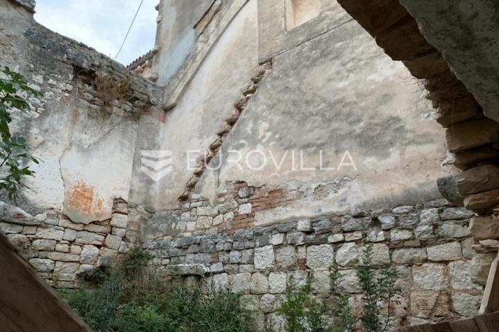 Brač, Milna, kamena kuća za potpunu renovaciju u centru mjesta