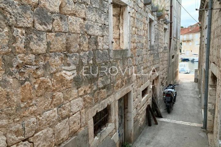 Brač, Milna, kamena kuća za potpunu renovaciju u centru mjesta