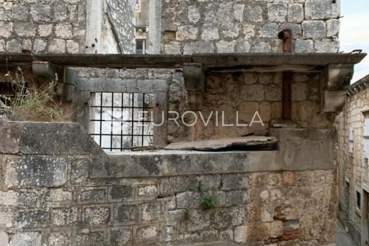 Brač, Milna, kamena kuća za potpunu renovaciju u centru mjesta