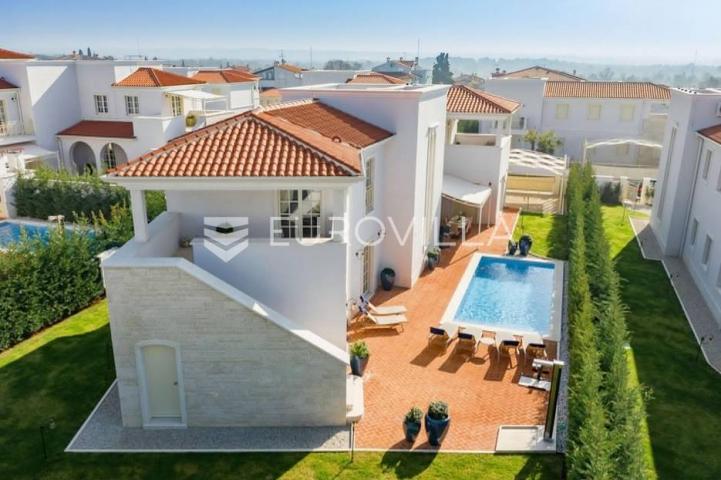  Vabriga, raskošna vila od 302 m2 sa  prekrasnim vrtom