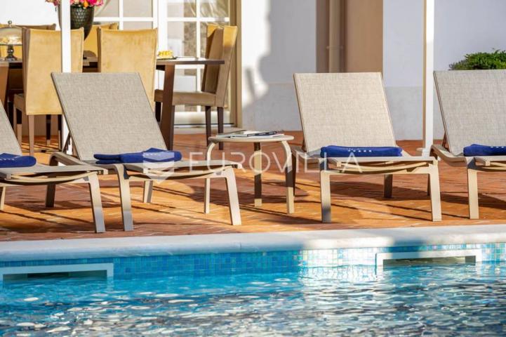  Vabriga, raskošna vila od 302 m2 sa  prekrasnim vrtom