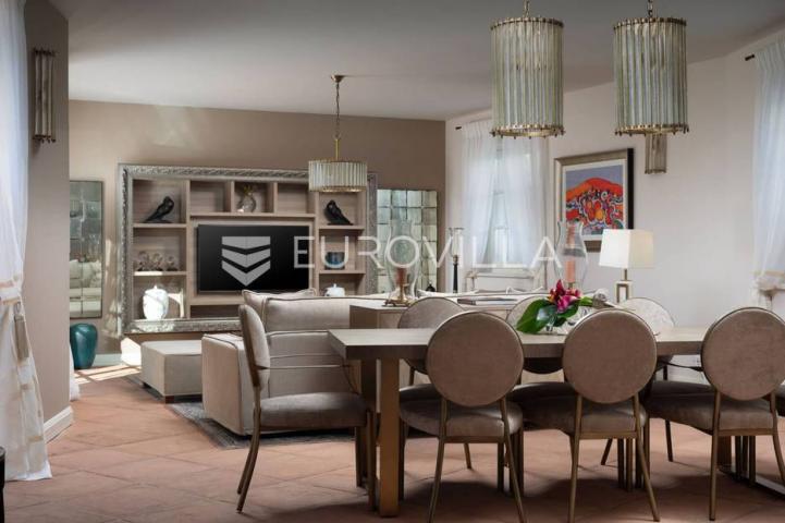  Vabriga, raskošna vila od 302 m2 sa  prekrasnim vrtom