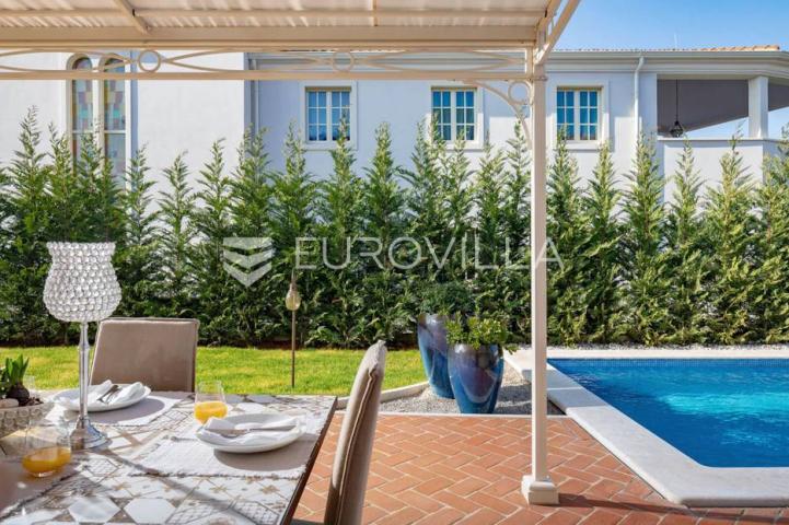  Vabriga, raskošna vila od 302 m2 sa  prekrasnim vrtom