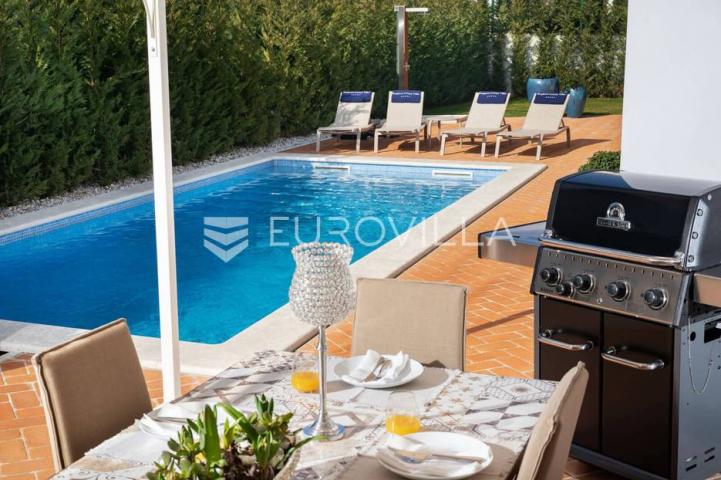  Vabriga, raskošna vila od 302 m2 sa  prekrasnim vrtom