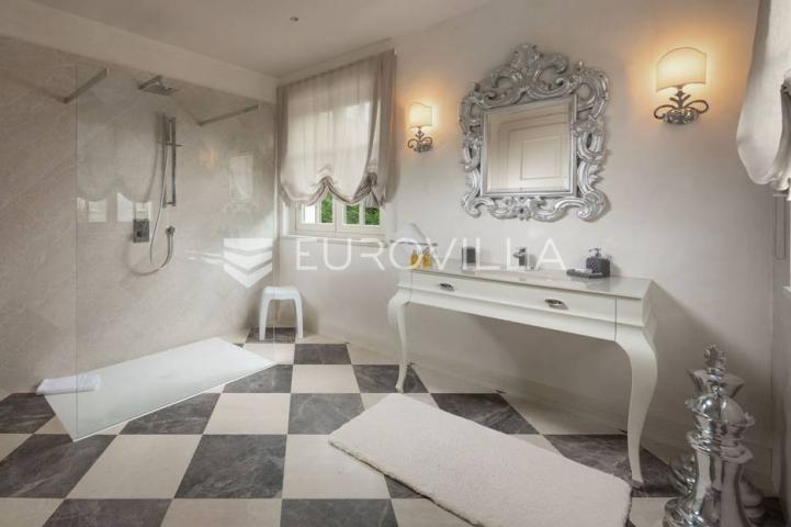  Vabriga, raskošna vila od 302 m2 sa  prekrasnim vrtom