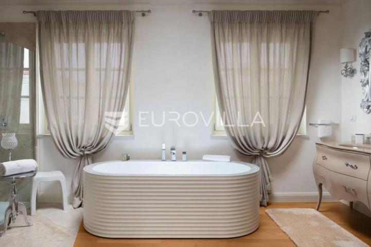  Vabriga, raskošna vila od 302 m2 sa  prekrasnim vrtom
