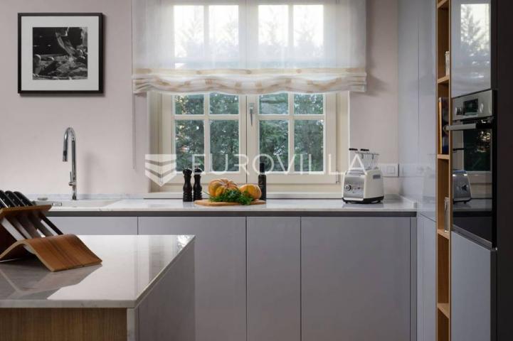  Vabriga, raskošna vila od 302 m2 sa  prekrasnim vrtom
