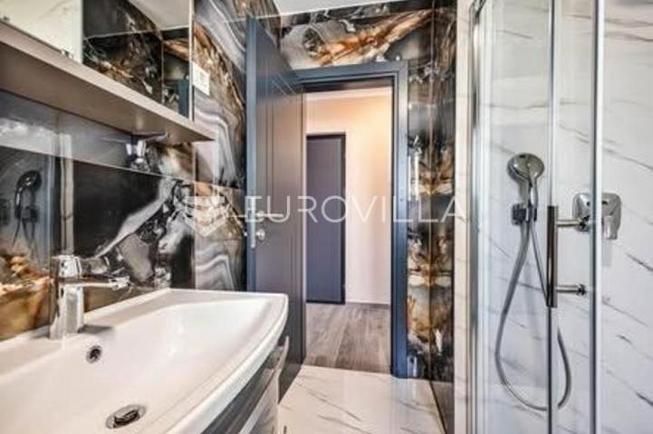 Istra, Poreč, moderni trosobni stan u novogradnji, prostrana terasa, jacuzzi, 2. kat, 80.27 m²
