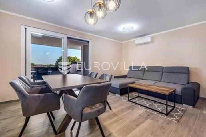 Istra, Poreč, moderni trosobni stan u novogradnji, prostrana terasa, jacuzzi, 2. kat, 80.27 m²