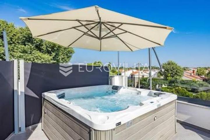 Istra, Poreč, moderni trosobni stan u novogradnji, prostrana terasa, jacuzzi, 2. kat, 80.27 m²