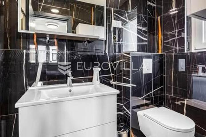 Istra, Poreč, moderni trosobni stan u novogradnji, prostrana terasa, jacuzzi, 2. kat, 80.27 m²