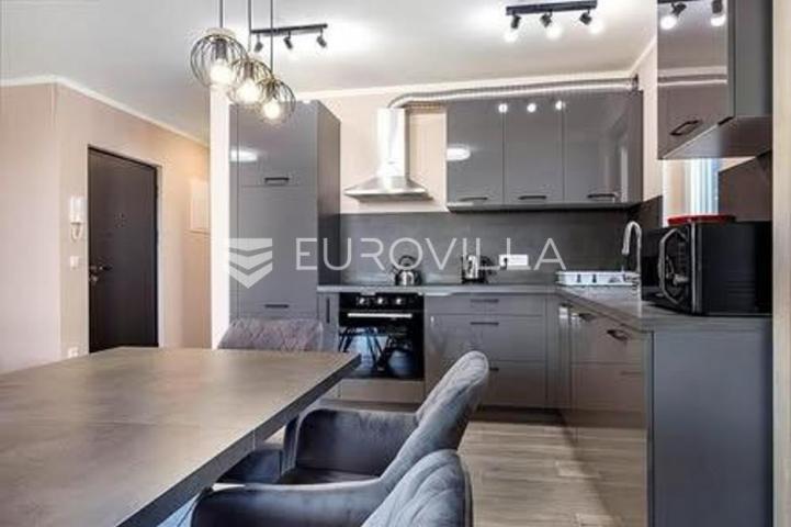 Istra, Poreč, moderni trosobni stan u novogradnji, prostrana terasa, jacuzzi, 2. kat, 80.27 m²