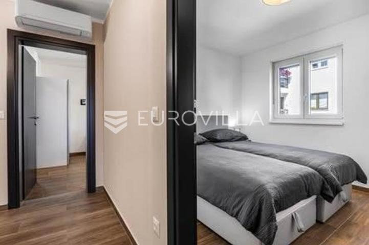 Istra, Poreč, moderni trosobni stan u novogradnji, prostrana terasa, jacuzzi, 2. kat, 80.27 m²
