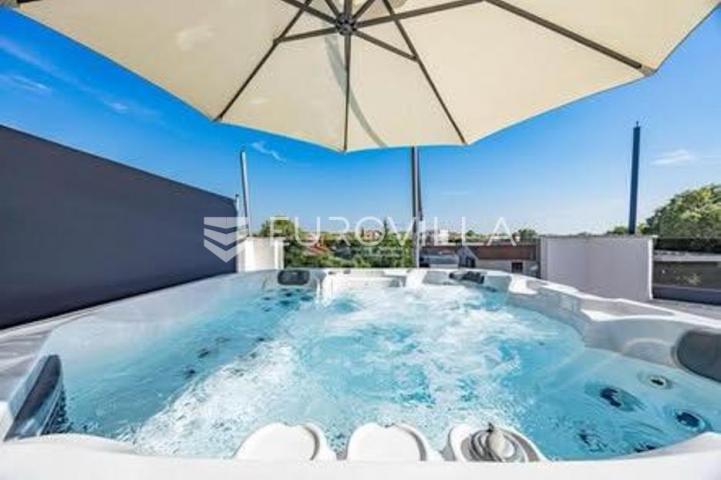 Istra, Poreč, moderni trosobni stan u novogradnji, prostrana terasa, jacuzzi, 2. kat, 80.27 m²