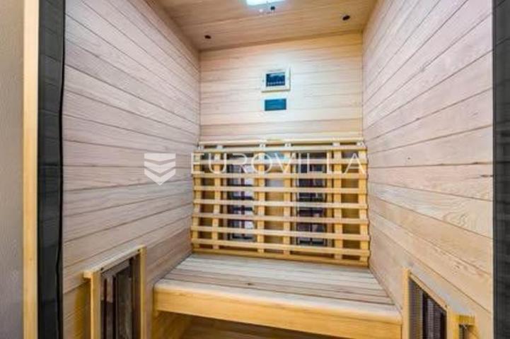 Istra, Poreč, moderni trosobni stan u novogradnji, prostrana terasa, jacuzzi, 2. kat, 80.27 m²