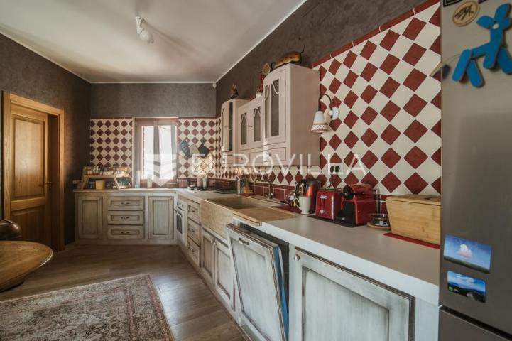 Istra, Šorići, luksuzna kamena kuća, 388 m², s bazenom i građevinskim zemljištem 4621 m²