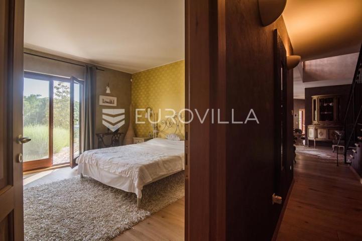 Istra, Šorići, luksuzna kamena kuća, 388 m², s bazenom i građevinskim zemljištem 4621 m²