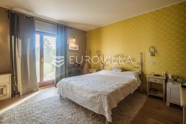 Istra, Šorići, luksuzna kamena kuća, 388 m², s bazenom i građevinskim zemljištem 4621 m²