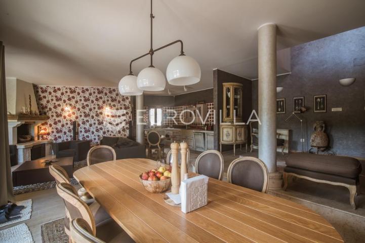 Istra, Šorići, luksuzna kamena kuća, 388 m², s bazenom i građevinskim zemljištem 4621 m²
