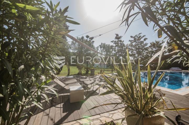 Istra, Šorići, luksuzna kamena kuća, 388 m², s bazenom i građevinskim zemljištem 4621 m²