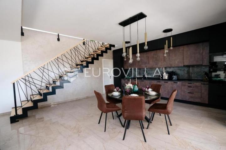Istra, Pula, predivna villa s bazenom na mirnoj lokaciji 