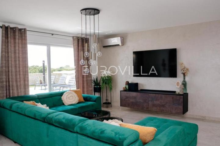 Istra, Pula, predivna villa s bazenom na mirnoj lokaciji 