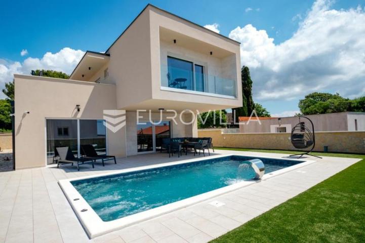 Istra, Pula, predivna villa s bazenom na mirnoj lokaciji 