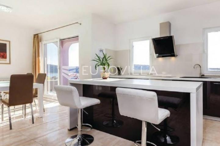 Otok Rab, Barbat, trosoban stan na 2. katu veličine 105 m²