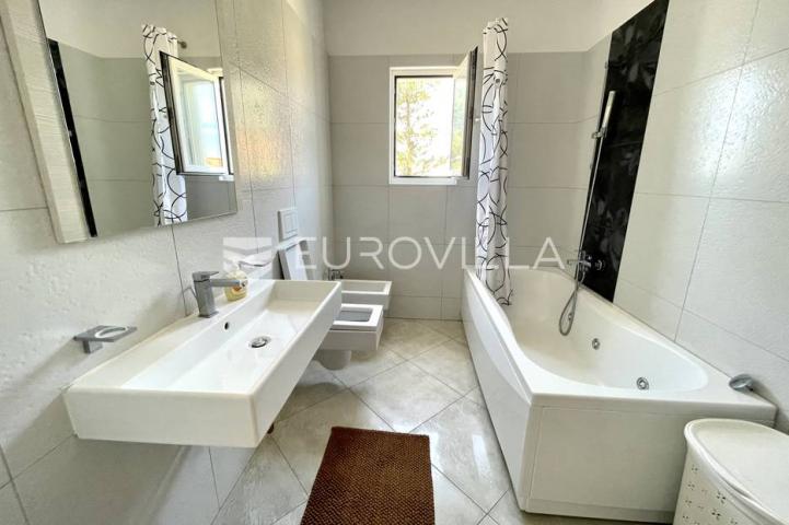 Otok Rab, Barbat, trosoban stan na 2. katu veličine 105 m²