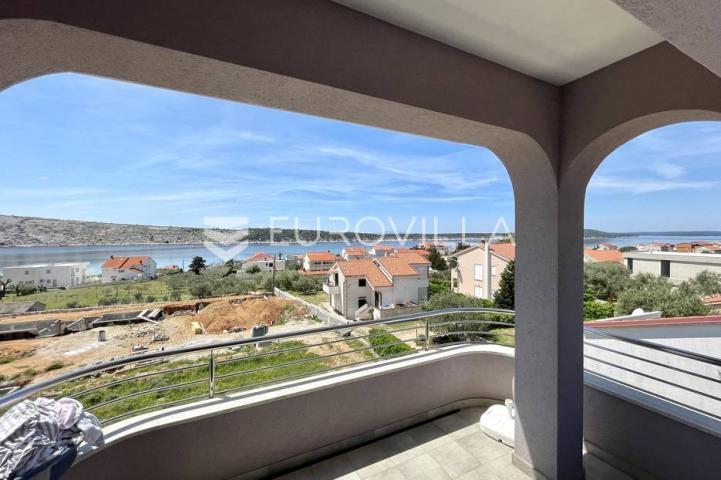 Otok Rab, Barbat, trosoban stan na 2. katu veličine 105 m²