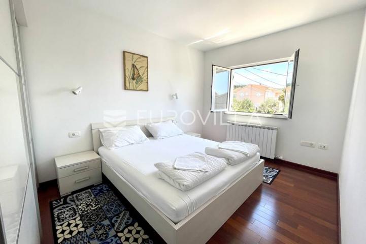 Otok Rab, Barbat, trosoban stan na 2. katu veličine 105 m²