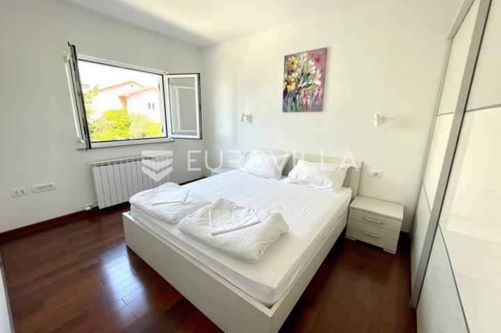 Otok Rab, Barbat, trosoban stan na 2. katu veličine 105 m²