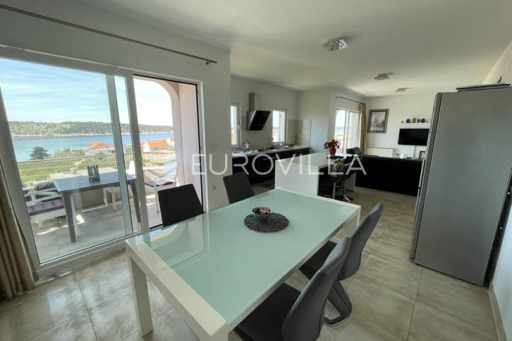 Otok Rab, Barbat, trosoban stan na 2. katu veličine 105 m²