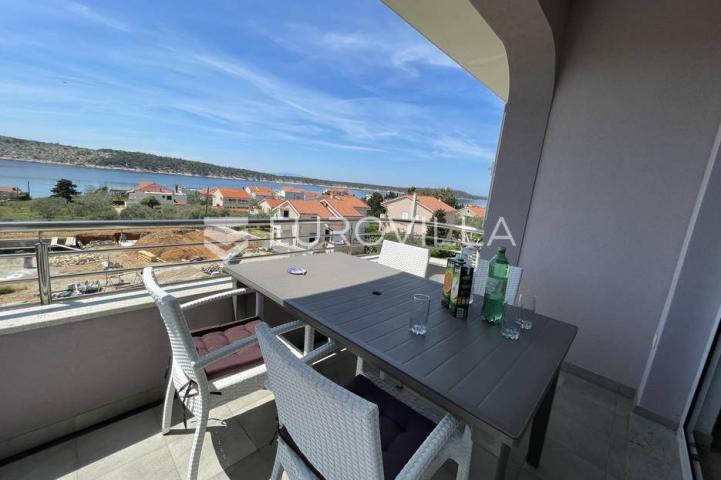 Otok Rab, Barbat, trosoban stan na 2. katu veličine 105 m²