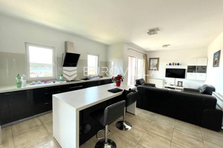 Otok Rab, Barbat, trosoban stan na 2. katu veličine 105 m²
