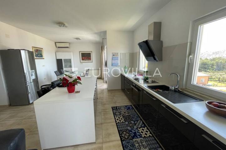 Otok Rab, Barbat, trosoban stan na 2. katu veličine 105 m²