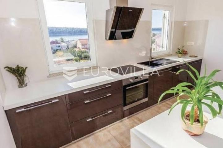 Otok Rab, Barbat, trosoban stan na 2. katu veličine 105 m²