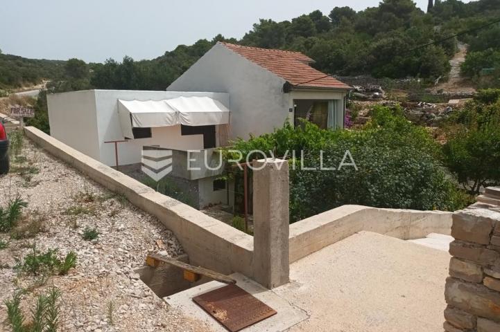 Maslinica, otok Šolta, dvojna kuća okružena zelenilom, položena na parceli površine 382 m²