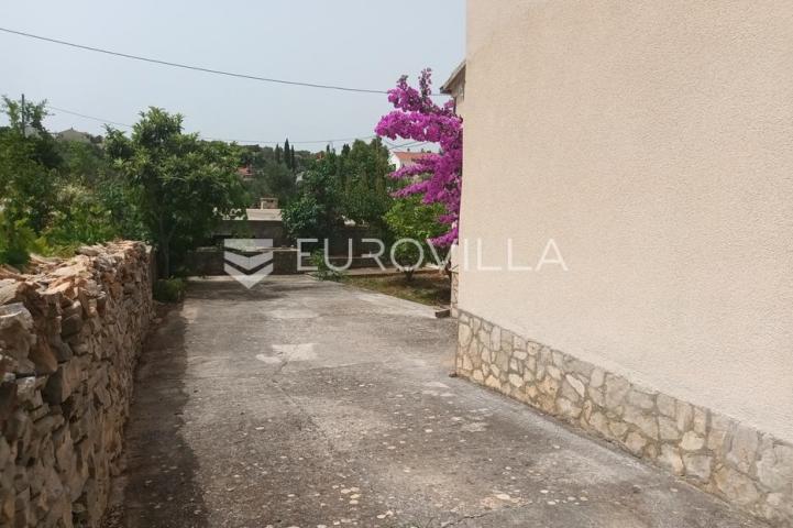 Maslinica, otok Šolta, dvojna kuća okružena zelenilom, položena na parceli površine 382 m²