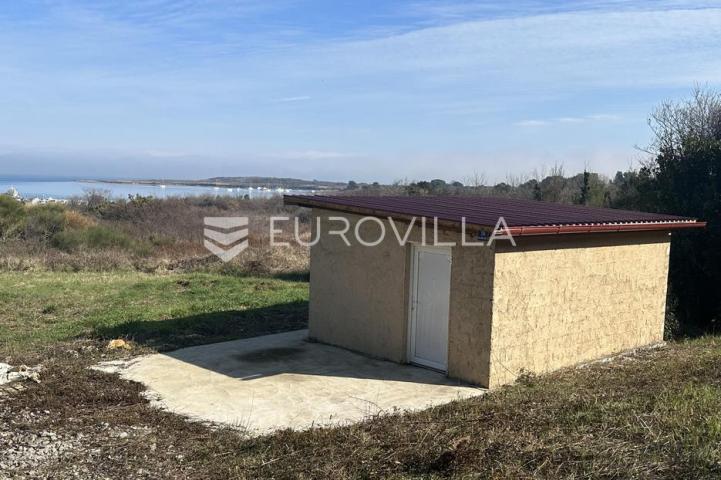 Ližnjan, poljoprivredna parcela NKP 1100 m2 s objektom i  prekrasnim pogledom  more